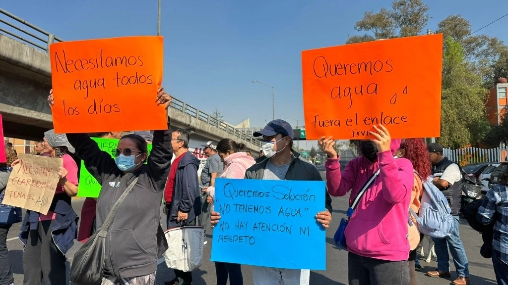 Habitantes de la Unidad John F. Kennedy bloquean la avenida Francisco del Paso y Troncoso, casi esquina con avenida del Taller, para denunciar que llevan días sin agua, en la Ciudad de México, el 17 de enero de 2025 Foto Jair Cabrera Torres