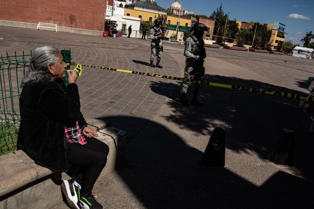 Presencia militar en Zacatecas tras el ataque a dos jóvenes cuando se encontraban junto a un puesto de fritangas en la Plaza Bicentenario, ayer domingo 13 de octubre. Foto Cuartoscuro 
