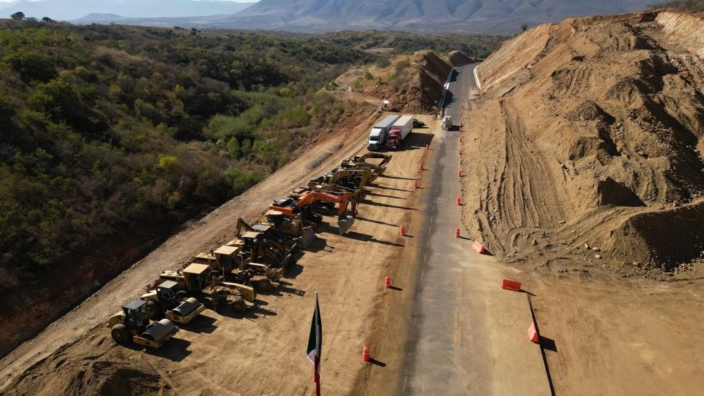 En su gira, el presidente supervisó la supercarretera Oaxaca-Tehuantepec, la cual afirmó que se concluirá en diciembre. Foto @lopezobrador_