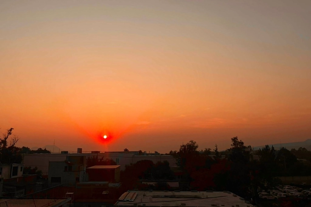 Los primeros rayos del sol sobre la capital del país permiten observar, desde el sur de la metrópoli, que aún se mantiene la contaminación ambiental, el 16 de mayo de 2024. Foto Luis Castillo