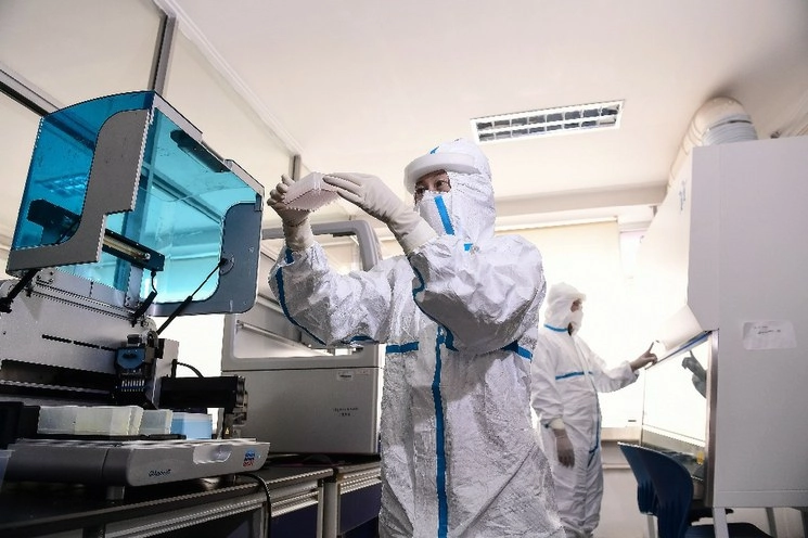 Un médico chino revisa una muestra de laboratorio en la ciudad de Shenyang. Foto Afp