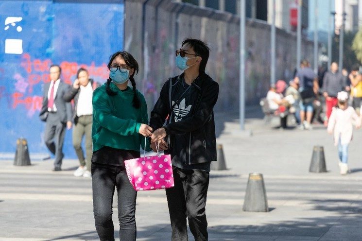 Personas caminan por calles del Zócalo capitalino en imagen de archivo. Foto Pablo Ramos 
