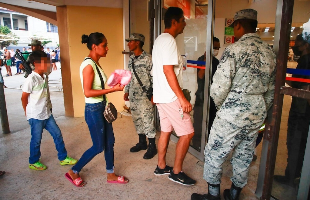 Elementos de la GN realizan acciones de vigilancia en supermercado de Acapulco. Foto Víctor Camacho