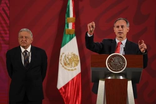 El presidente Andrés Manuel López Obrador y el secretario de Salud, Hugo López-Gatell, hablaron ayer en la conferencia matutina sobre las medidas sanitarias por la pandemia y justificaron que el país no recurra a soluciones extremas como cierre de fronteras. Foto Yazmín Ortega