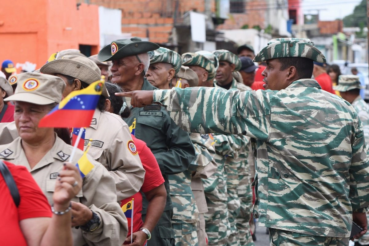 El presidente de Venezuela, Nicolás Maduro, activó las Unidades Comunales de Milicia, con lo que desplegó a 4 millones de reservistas activos más otros 3 millones alistados durante las semanas recientes. "Si hubiera alguna agresión, se pasará a la etapa de lucha armada planificada, organizada, de todo el pueblo contra la arremetida imperial", declaró. Foto 