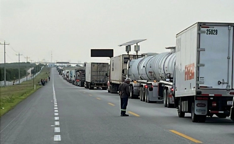 Desde el 8 de mayo, las demoras para cruzar la frontera Matamoros-Brownsville son de hasta 27 horas. Foto Julia Le Duc