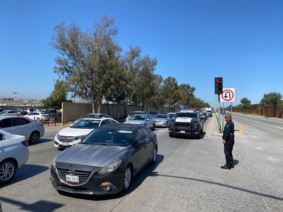 Maestros de la CNTE en Tijuana, Baja California, realizaron una caravana de autos en las inmediaciones del aeropuerto para sumarse al paro nacional del magisterio. Foto 
