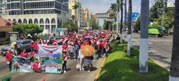 Unos mil trabajadores del sector educativo y otros gremios marcharon en la Costera Miguel Alemán, en Acapulco, Guerrero. Foto Héctor Briseño