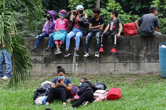 Migrantes se reúnen en San Pedro Sula, Honduras para avanzar como caravana con destino a Estados Unidos. Foto Afp