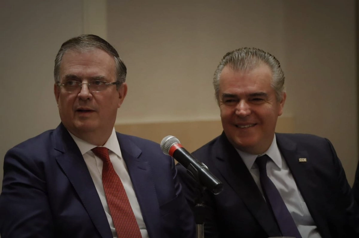 El secretario de Economía, Marcelo Ebrard y el presidente del Consejo Coordinador Empresarial, Francisco Cervantes. Foto