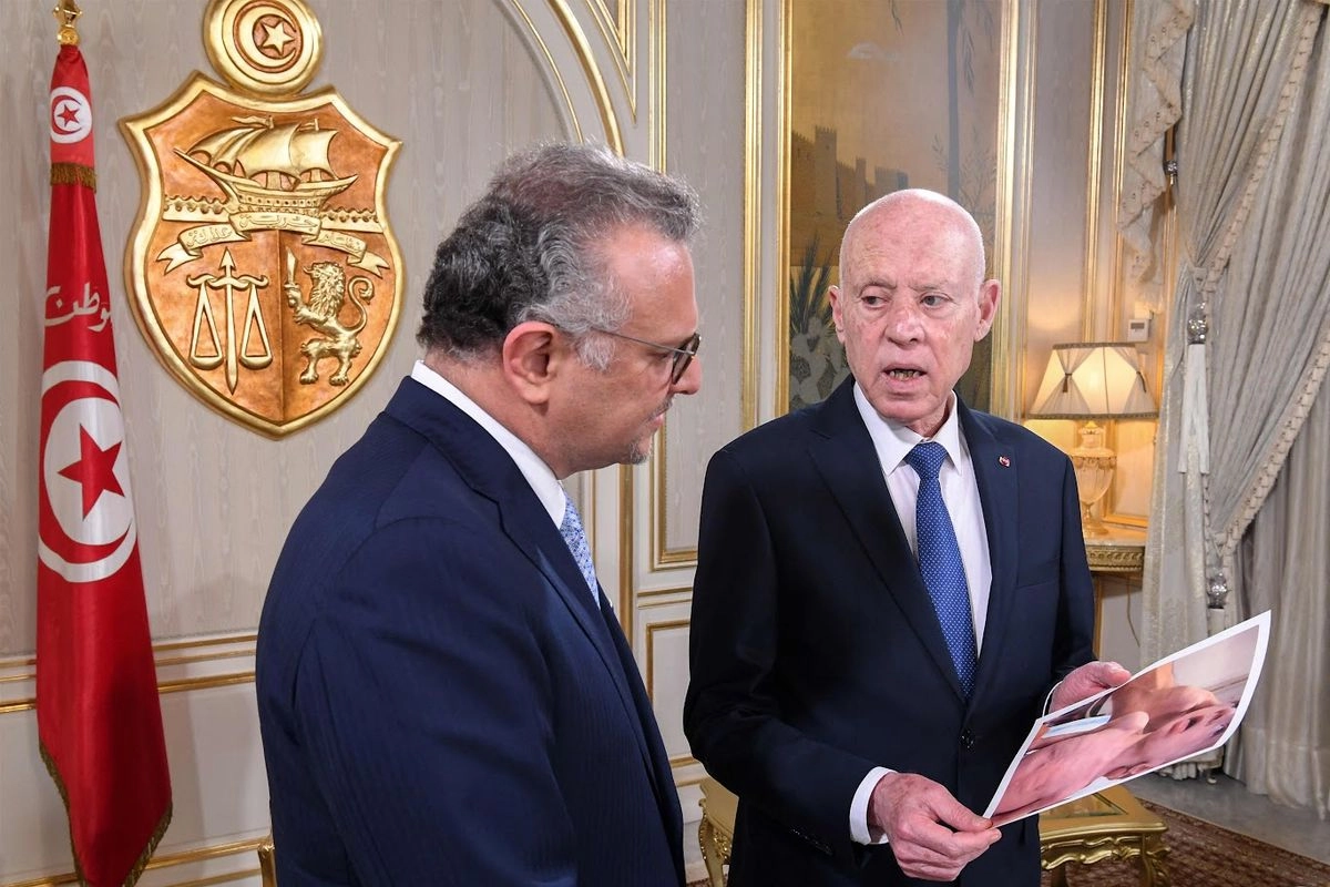El presidente de Túnez, Kais Saied (derecha), muestra al asesor de la presidencia de Estados Unidos para África, Massad Boulos, fotografías de niños que padecen hambruna en la franja de Gaza. Foto 
