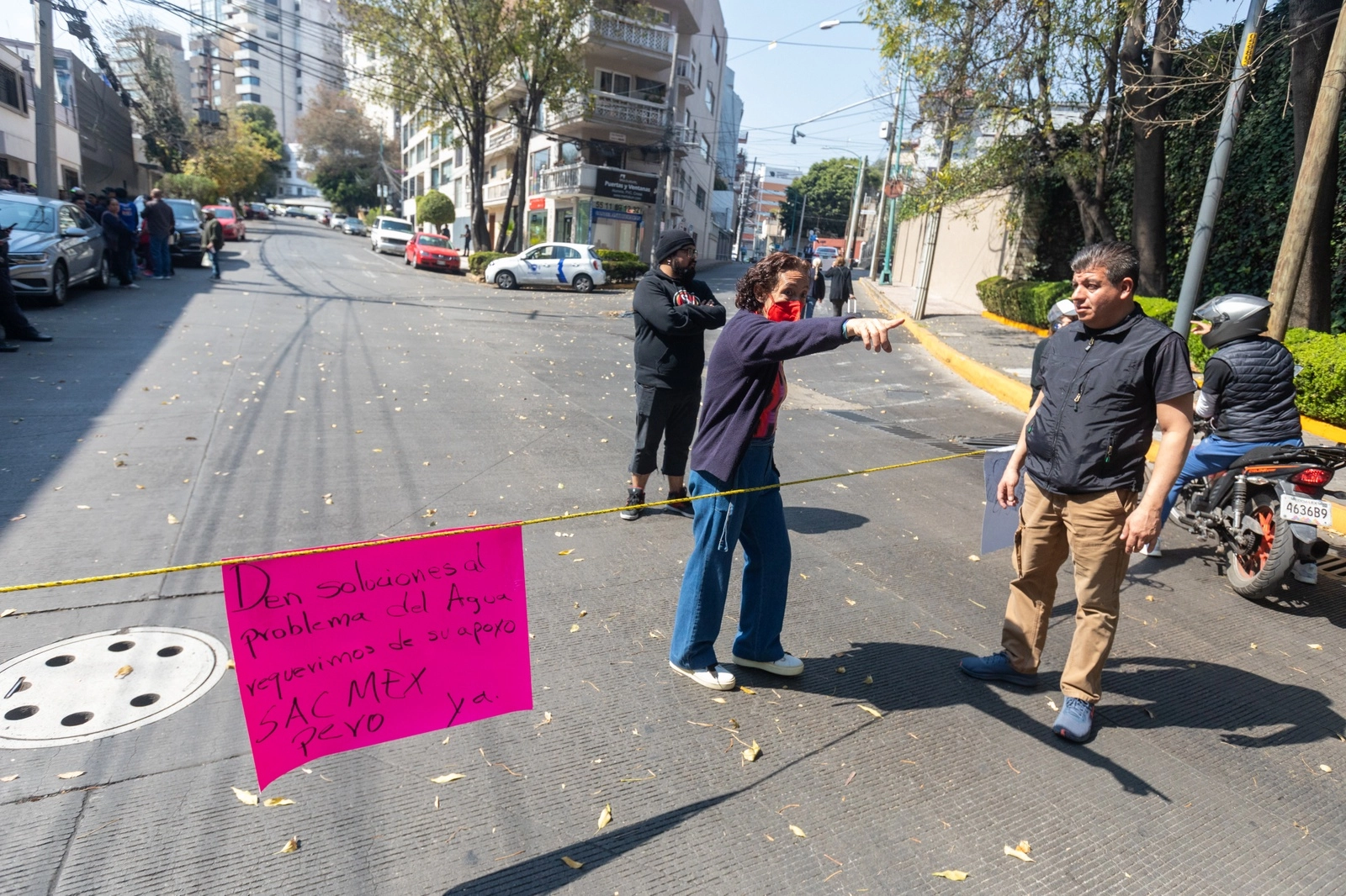 Colonos realizaron un bloqueo en protesta por falta de agua en la Ciudad de México, el 23 de enero de 2024. Foto Pablo Ramos