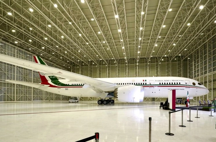El avión presidencial, previo a la conferencia de prensa en el Aeropuerto Internacional de la Ciudad de México, el 27 de julio de 2020. Foto Luis Castillo