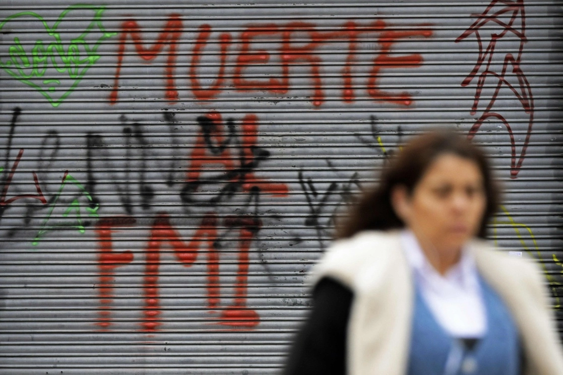 Un  grafitti contra el FMI en Buenos Aires, Argentina. Foto Afp / Archivo