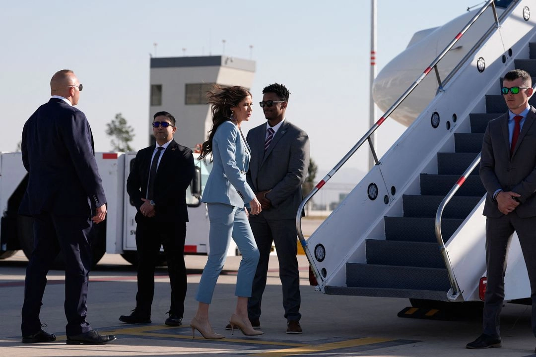 La secretaria de Seguridad Nacional de Estados Unidos, Kristi Noem, camina para abordar un avión en el Aeropuerto Internacional Felipe Ángeles en Zumpango, en las afueras de la Ciudad de México, el 28 de marzo de 2025.