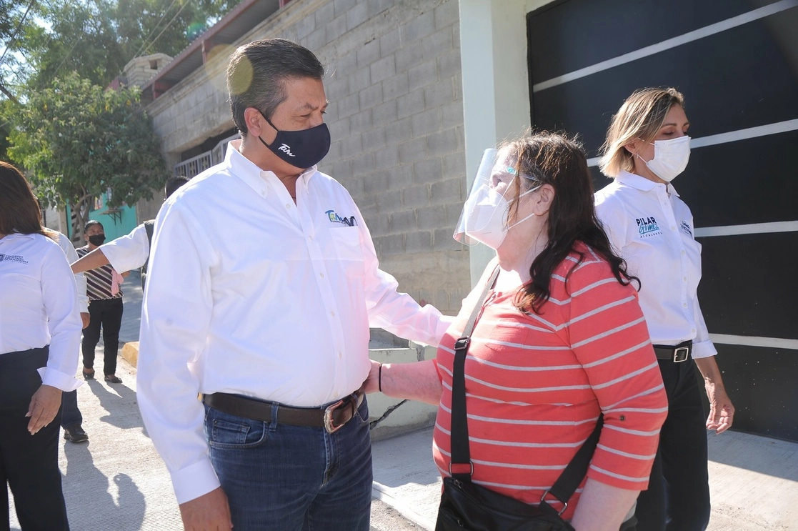 El gobernador de Tamaulipas, Francisco Javier García Cabeza de Vaca (izq) durante un recorrido por calles de Ciudad Victoria. Foto tomada de la cuenta de Twitter @fgcabezadevaca