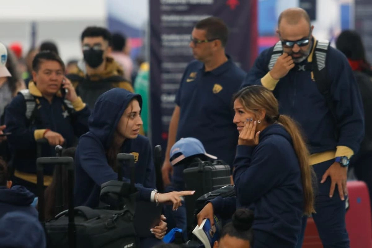 El avión del equipo Pumas Femenil de la Liga MX, que viaja para enfrentar a Mazatlán mañana a las 21:00 hrs, sufrió también un retraso en el AICM, debido a las afectaciones en la terminal aérea poor las fuertes lluvias, el 12 de agosto de 2025. La demora podría afectar el partido en el Estadio El Encanto. 