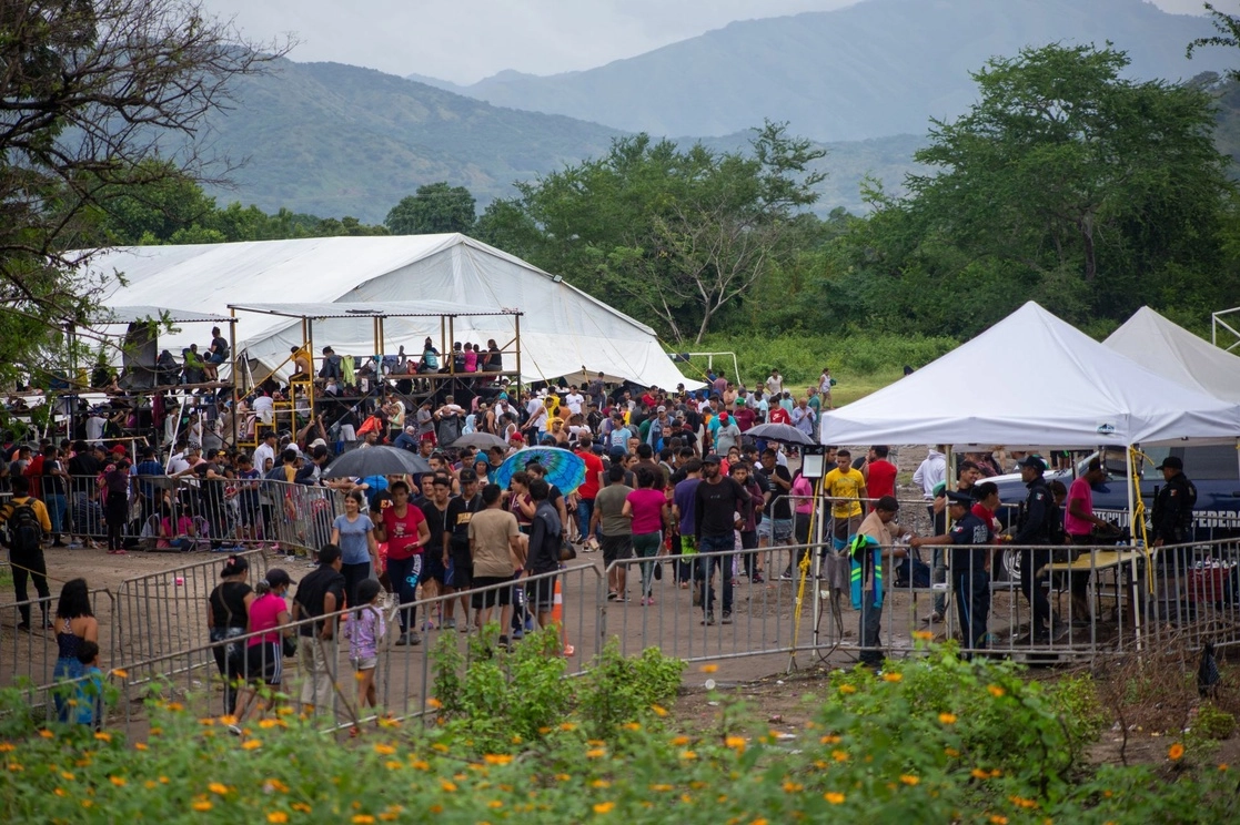 Miles de inmigrantes, en su mayoría venezolanos, se encuentran varados en la comunidad de San Pedro Tapanatepec, Chiapas, en espera de que se les otorgue la Forma Migratoria Múltiple. Foto Cuartoscuro 