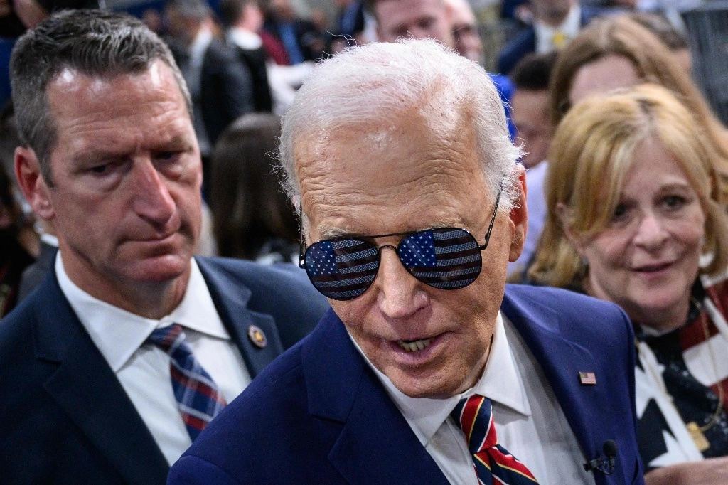 El presidente estadunidense, Joe Biden, usa lentes de sol que le regalaron sus simpatizantes, después de un acto ayer en Nashua, New Hampshire. Foto Afp 