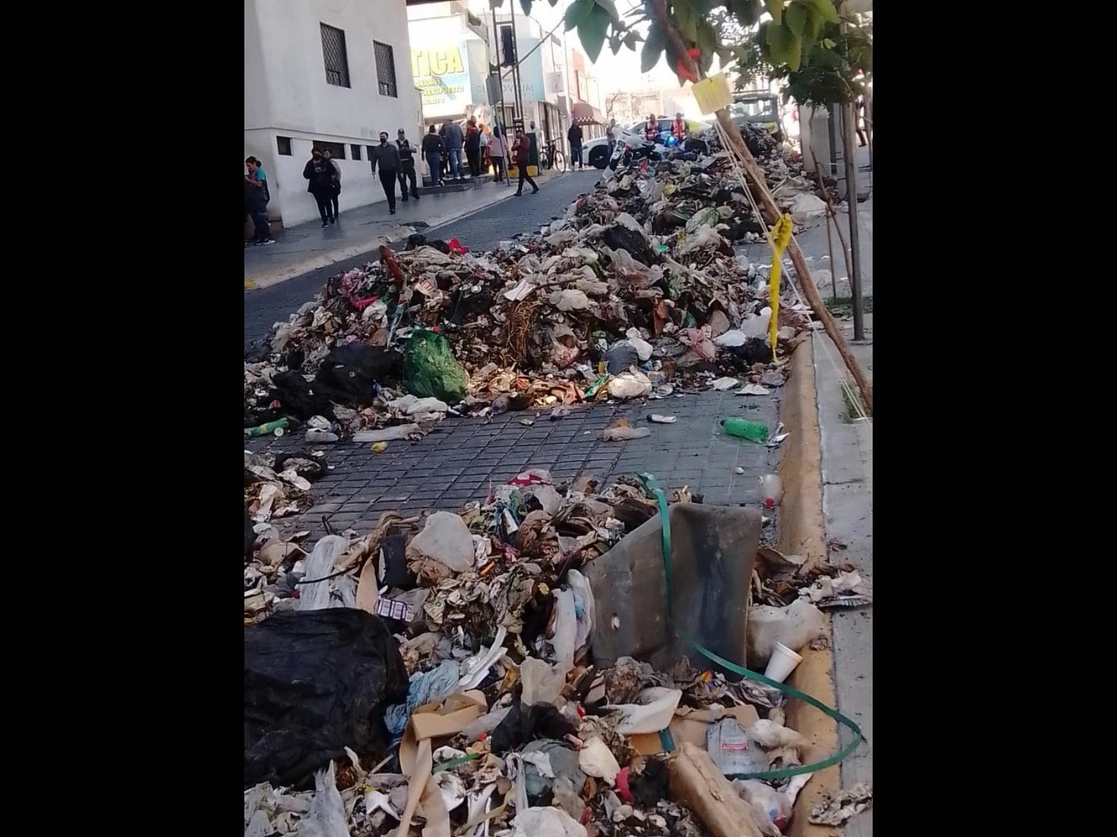 Trabajadores del Sistema Integral para el Manejo Ecológico y Procesamiento de Desechos de Nuevo León tiraron ayer la basura de seis camiones fuera del Congreso local, en demanda de que no se apruebe la Ley para la Gestión Integral de Residuos. Foto ‘La Jornada’