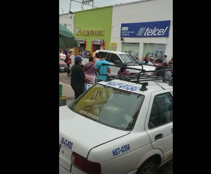 Comerciantes protestan en la zona centro de Santiago Ixcuintla, Nayarit debido al cierre para evitar contagios de Covid-19. Captura de pantalla video cortesía Luis MM