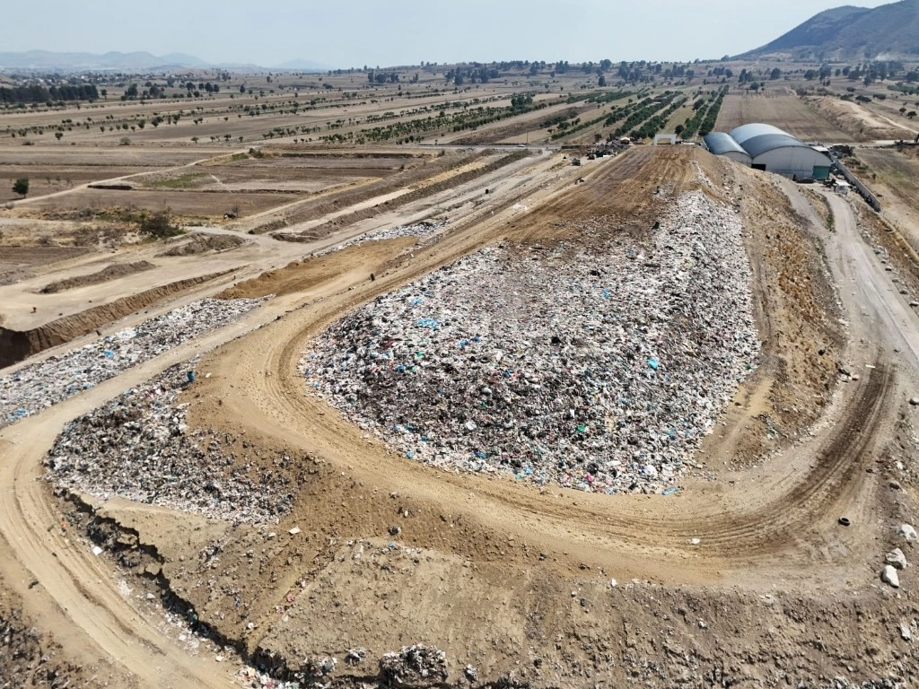 El relleno sanitario aledaño a la carretera federal Calpan-Cholula, el cual fue cerrado el pasado 14 de mayo debido a los daños ambientales que generaba. Foto Esimagen