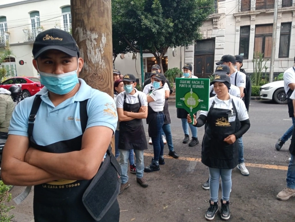 Trabajadores de un restaurante y oficinistas salen a la calle después de que sonó la alerta por microsismo en la colonia Nápoles, en la Ciudad de México, el 26 de septiembre de 2024. Foto José Antonio López