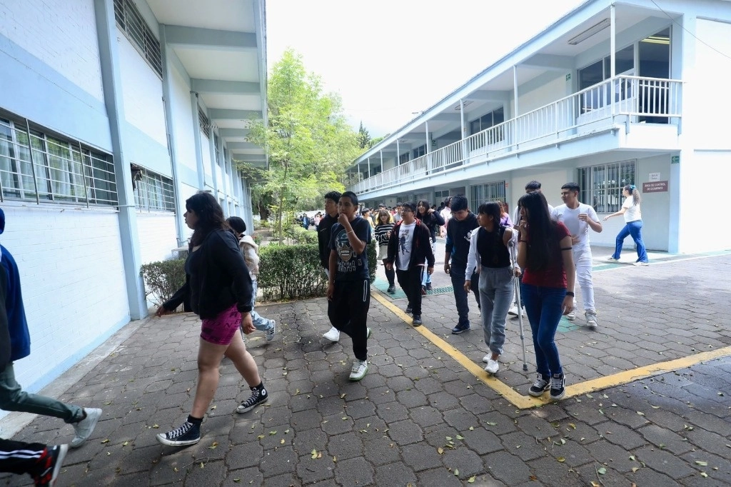 Estudiantes que realizaban el examen de asignación a Educación Media Superior (COMIPEMS) en el Conalep 5, en la alcaldía Coyoacán, fueron desalojados de los salones debido al sismo que se registró segundo después de las 11:15 horas en la Ciudad de México. Foto Luis Castillo