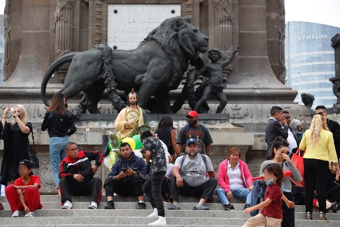 Diferentes personas visitan el Ángel de la Independencia, después de decretarse el semáforo verde del Covid-19, en la Ciudad de México, el 24 de octubre pasado. Foto Cristina Rodríguez

