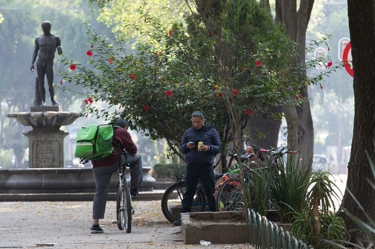 Repartidores en la colonia Roma, Ciudad de México, durante la crisis por la pandemia del coronavirus. Foto Pablo Ramos