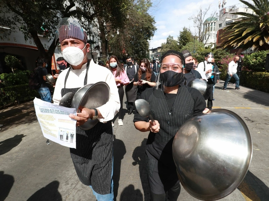El IMSS informó que la reducción de plazas laborales fue una de las consecuencias económicas de la pandemia de Covid-19. En la imagen, empleados de restaurantes en Polanco demandan la reapertura de sus centros de trabajo. Foto Luis Castillo