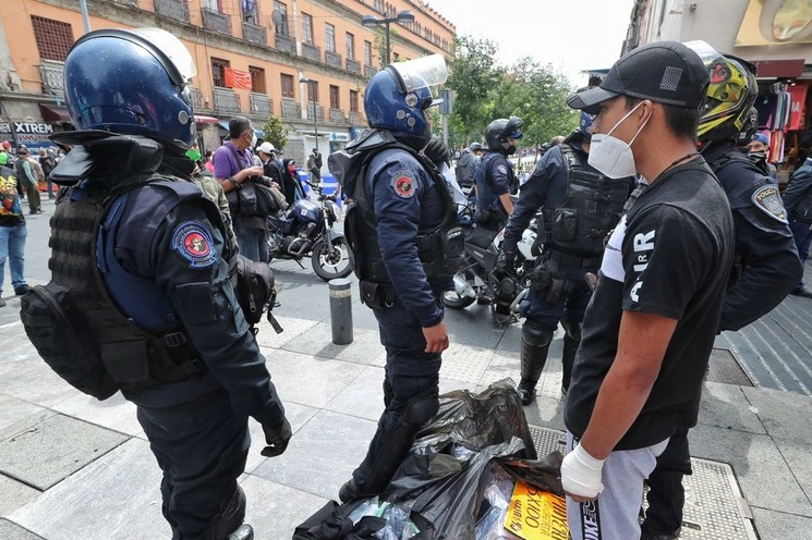 El cierre de actividades por la pandemia, derivó en una caída del empleo. En la imagen, elementos de la policía capitalina realizan operativos contra comerciantes ambulantes en la zona del Centro Histórico. Foto Marco Peláez