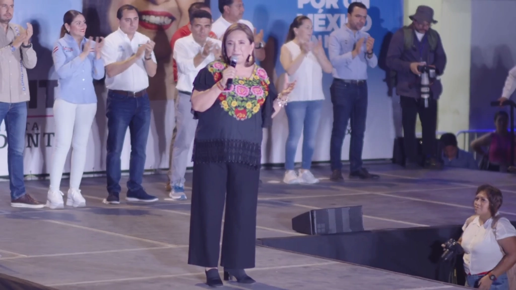 La candidata de Fuerza y Corazón por México a la presidencia, Xóchitl Gálvez (c) durante su mensaje. Fotograma tomado del video compartido en redes sociales