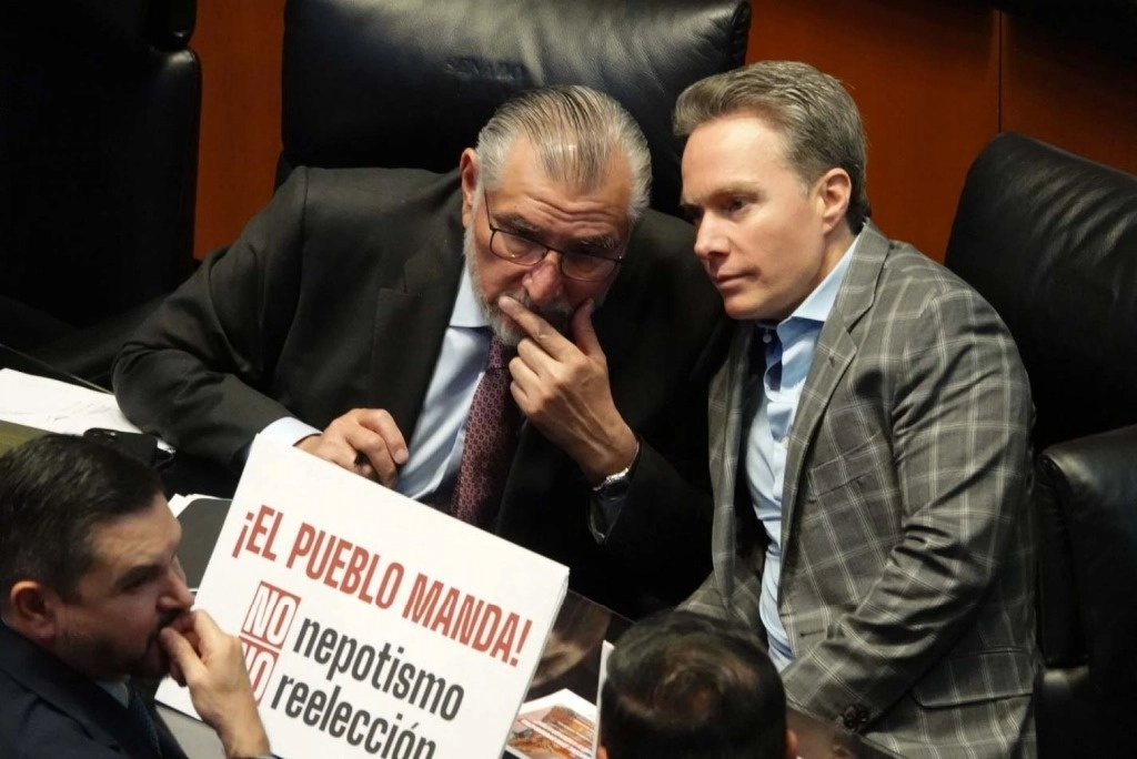 El senador Adán Augusto López, izquierda, presentó la propuesta para trasladar de 2027 a 2030 la aplicación de esa modificación legislativa. En la imagen lo acompaña el legislador del PVEM, Manuel Velasco, en la sesión de ayer 25 de febrero. Foto Cuartoscuro