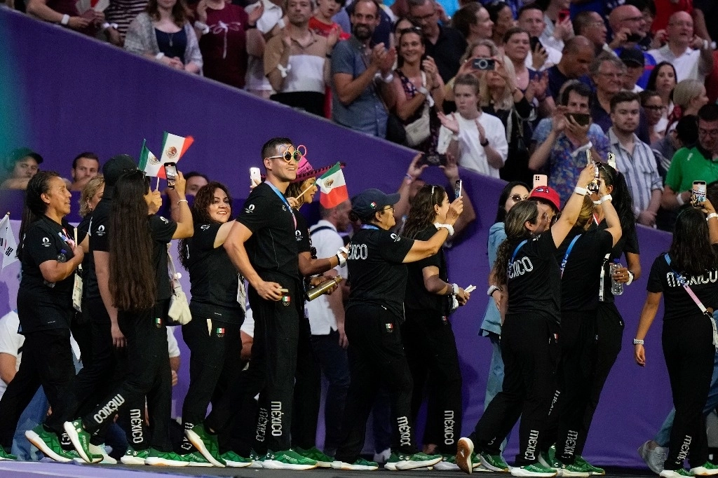 Atletas mexicanos desfilan durante la ceremonia de clausura de los Juegos Olímpicos de Verano de 2024 en el Stade de France, el domingo 11 de agosto de 2024, en Saint-Denis, Francia. Foto AP