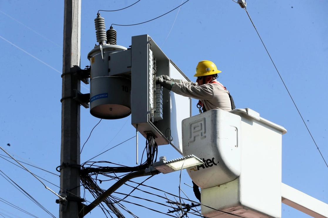 Un trabajador de la CFE da mantenimiento a un transformador en CDMX. Roberto Garcia Ortiz /Archivo