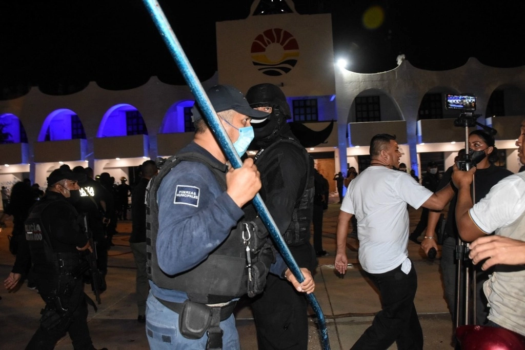 Policías municipales dispersaron a disparos una manifestación en Cancún el pasado 9 de noviembre. Foto Cuartoscuro