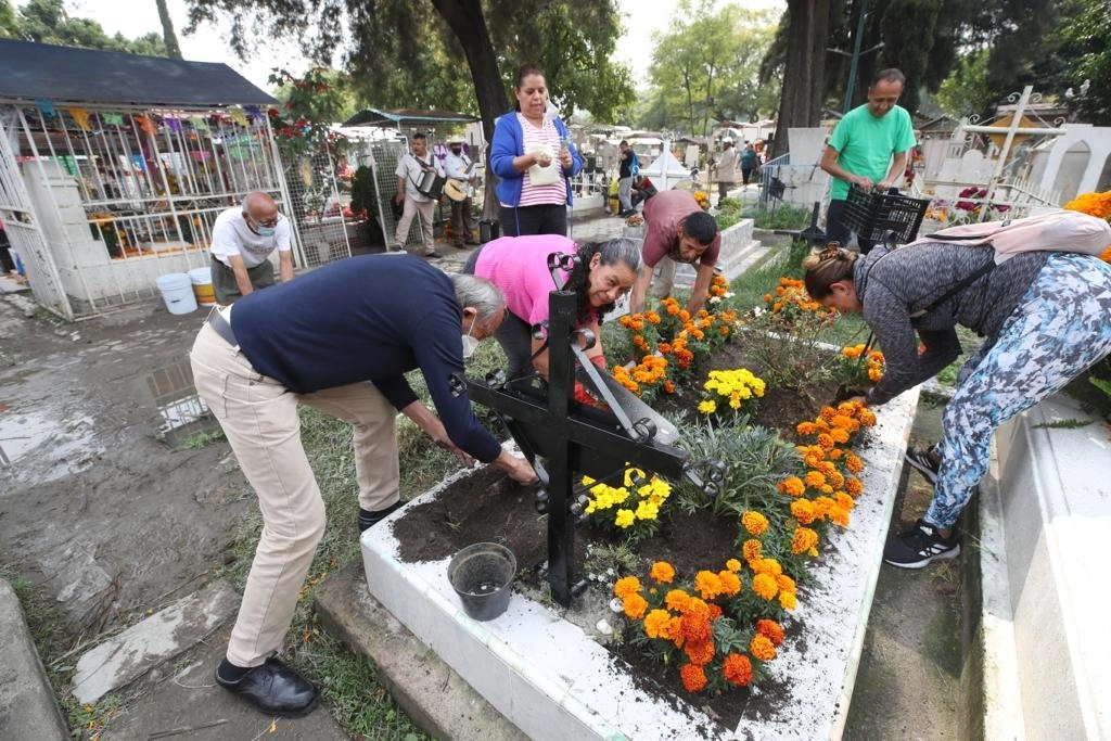 Familiares visitan el panteón de San Pedro, en la alcaldía de Iztacalco, para limpiar y arreglar las tumbas de sus difuntos, en el marco del Día de Muertos, en la Ciudad de México, el 1 de noviembre de 2022. Foto José Antonio López