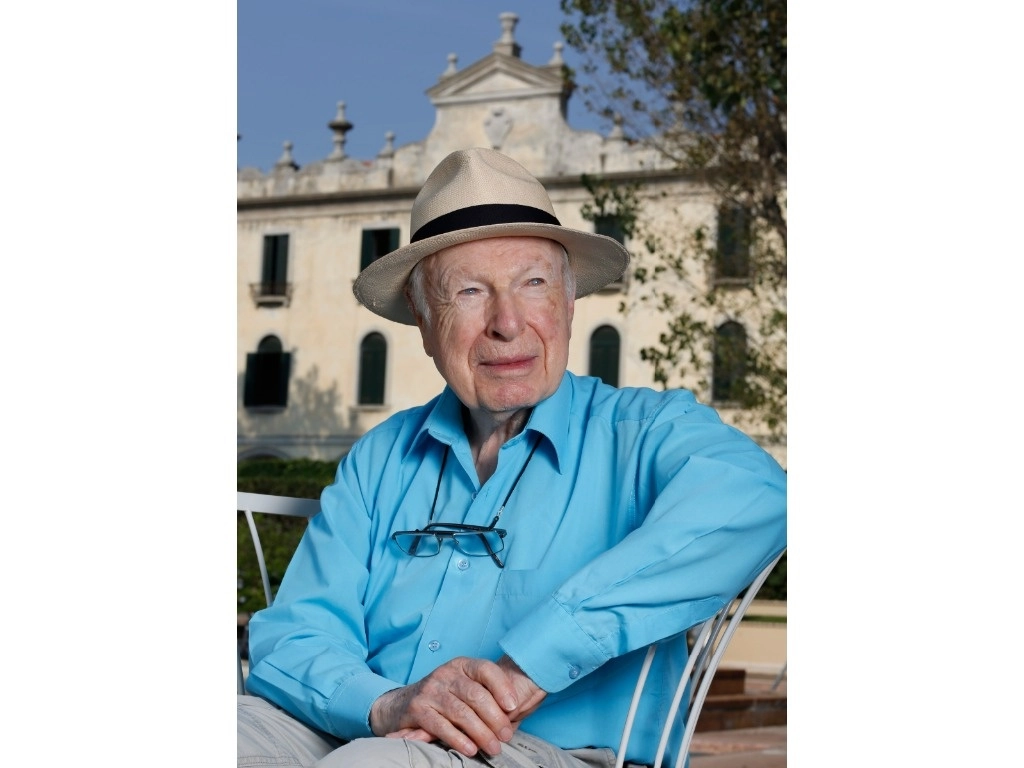 El dramaturgo Peter Brook fue nombrado Caballero de la Legión de Honor de Francia y Comandante de la Orden del Imperio Británico, también fue doctor ‘honoris causa’ por varias universidades y miembro honorario de la Academia Estadunidense de Artes y Ciencias. La imagen es de 2012 en el Festival de Venecia. Foto Ap 