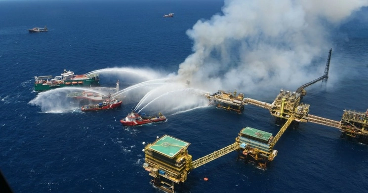 Imagen difundida por Pemex en el momento en que fue controlado el incendio en la plataforma Nohoch-A, el pasado 7 de julio 