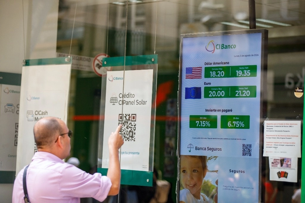 Cotización del dólar en un banco de la CDMX en imagen de archivo. Foto Pablo Ramos