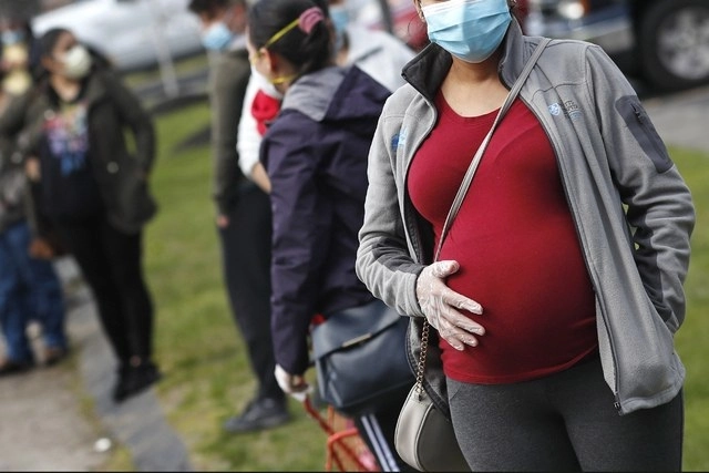 Dicha medida aplicará también para madres trabajadoras que tengan a su cuidado hijas o hijos de hasta 12 años. Foto Ap / Archivo