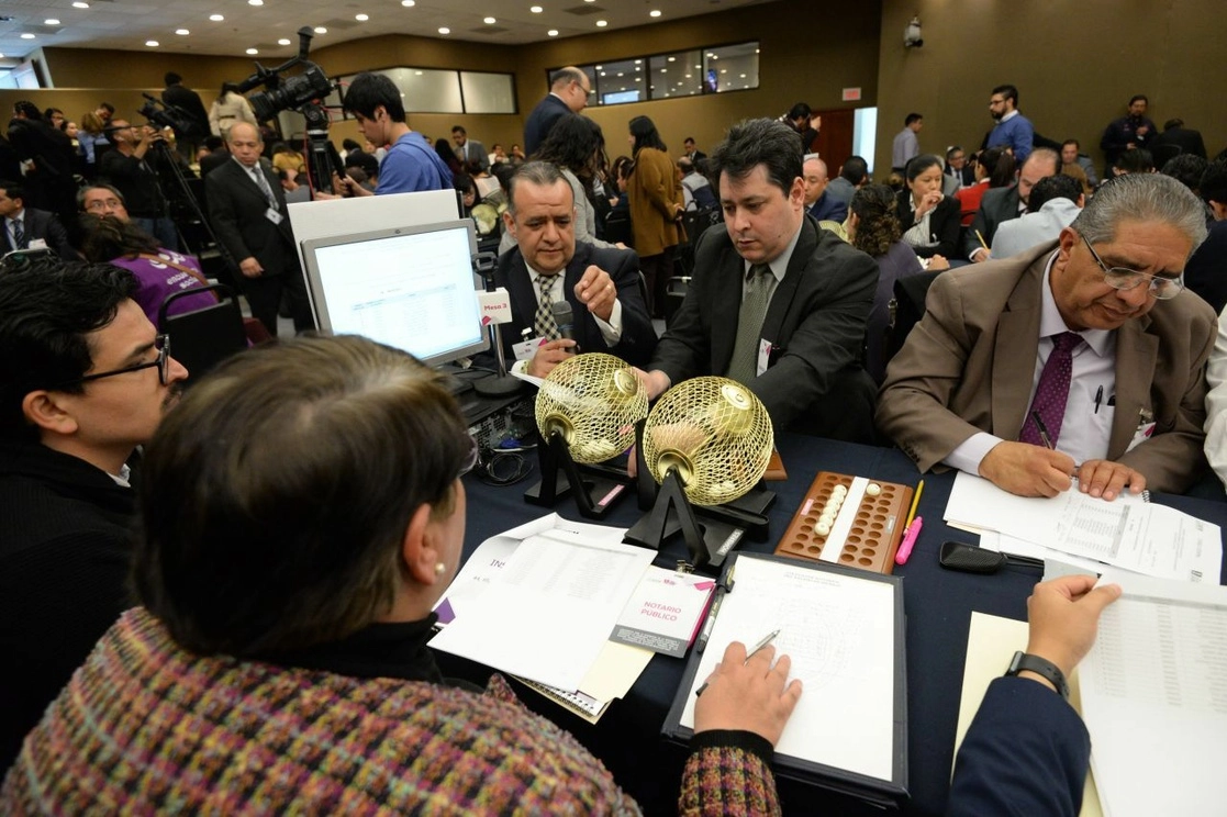El proceso de insaculación (poner nombres en una urna y de ahí extraer al seleccionado) es útil, indicó el presidente López Obrador, para evitar que se impongan a familiares, recomendados y achichincles. Foto Cuartoscuro / Archivo
