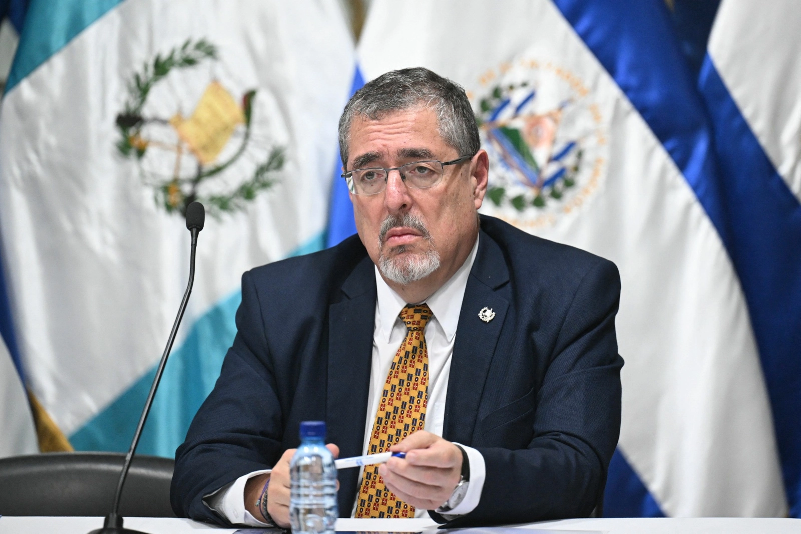 El presidente electo de Guatemala, Bernardo Arévalo, habla durante una reunión con magistrados del Tribunal Supremo Electoral en la sede del Tribunal Supremo Electoral en la Ciudad de Guatemala, el 2 de octubre de 2023. Foto Afp