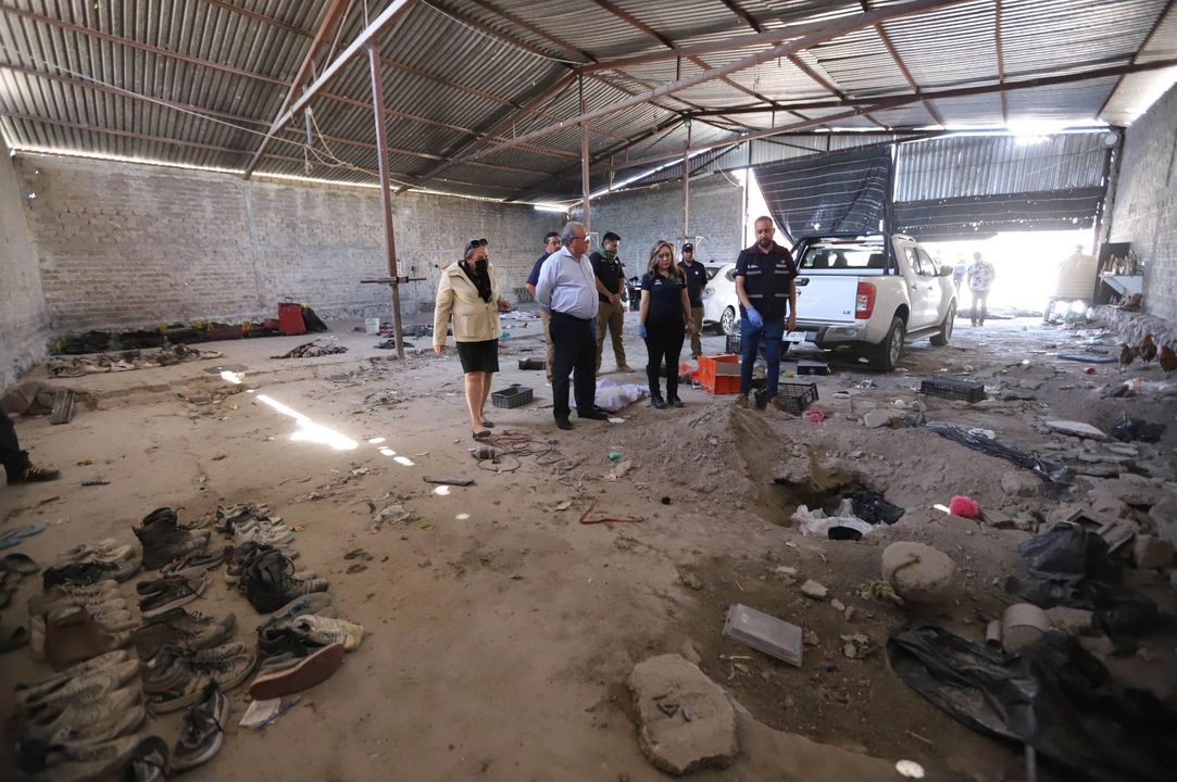 Imagen de las prendas y zapatos localizados en el crematorio clandestino, ubicado dentro del rancho Izaguirre, en Jalisco. 