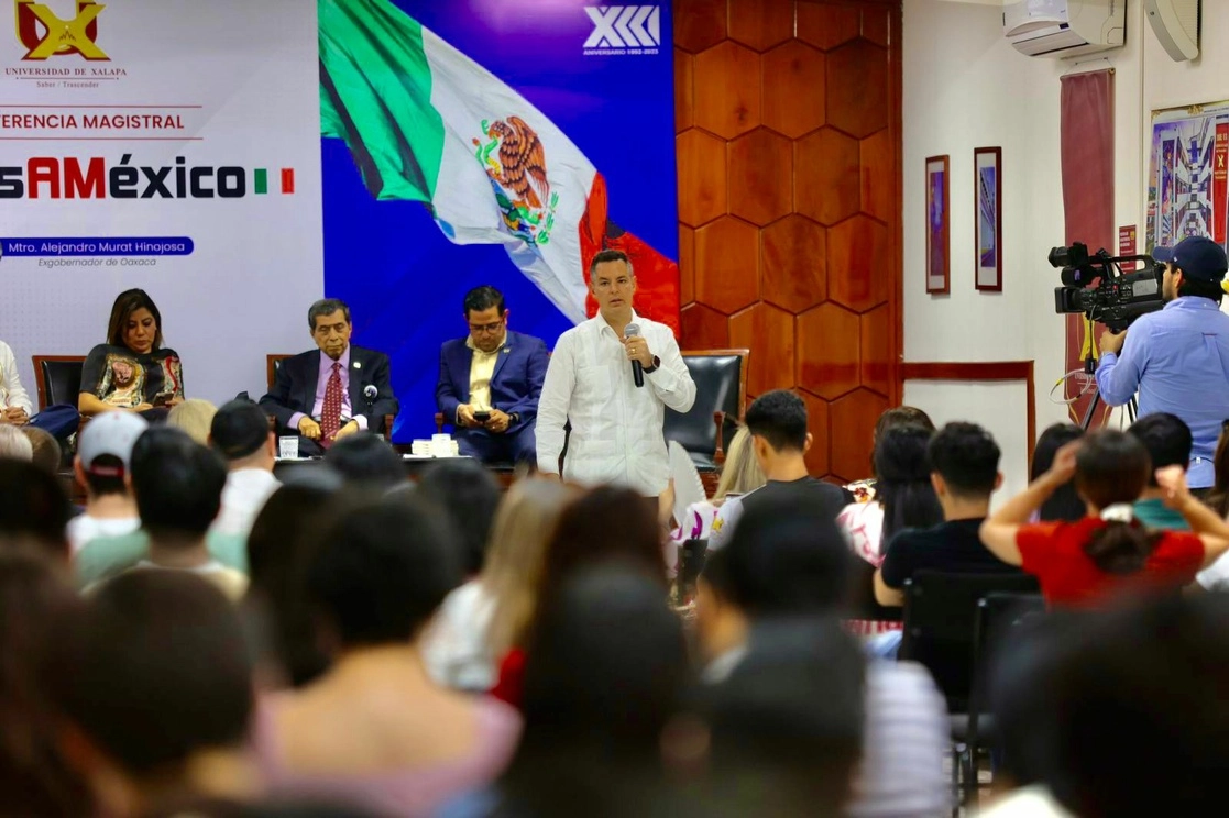Alejandro Murat durante su conferencia magistral en la Universidad de Xalapa. Foto tomada de la cuenta de Twitter @alejandromurat