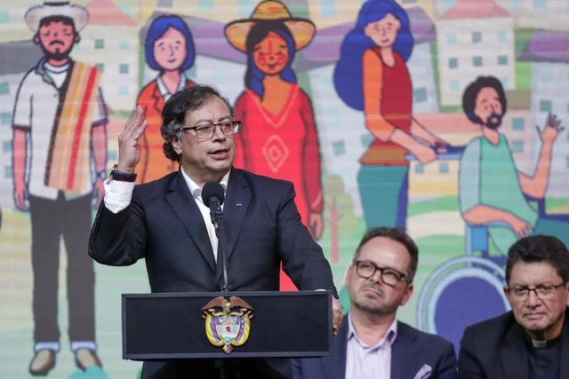 El presidente de Colombia, Gustavo Petro, habla con periodistas en la reunión anual del Foro Económico Mundial en Davos, Suiza. Foto Ap