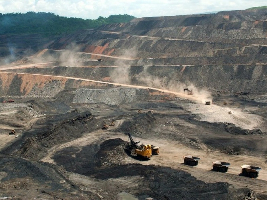 La minería “es una actividad extractiva que de manera regular deteriora el ambiente y el equilibrio ecológico, y si no es vigilada y supervisada”, muchas veces es de forma irreversible, señaló la Semarnat. Foto La Jornada / Archivo
