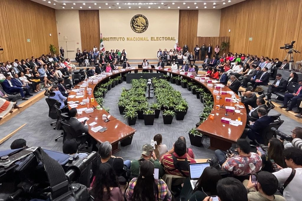 Guadalupe Taddei Zavala rindió protesta este lunes como presidenta del Consejo General del INE. Foto Luis Castillo 