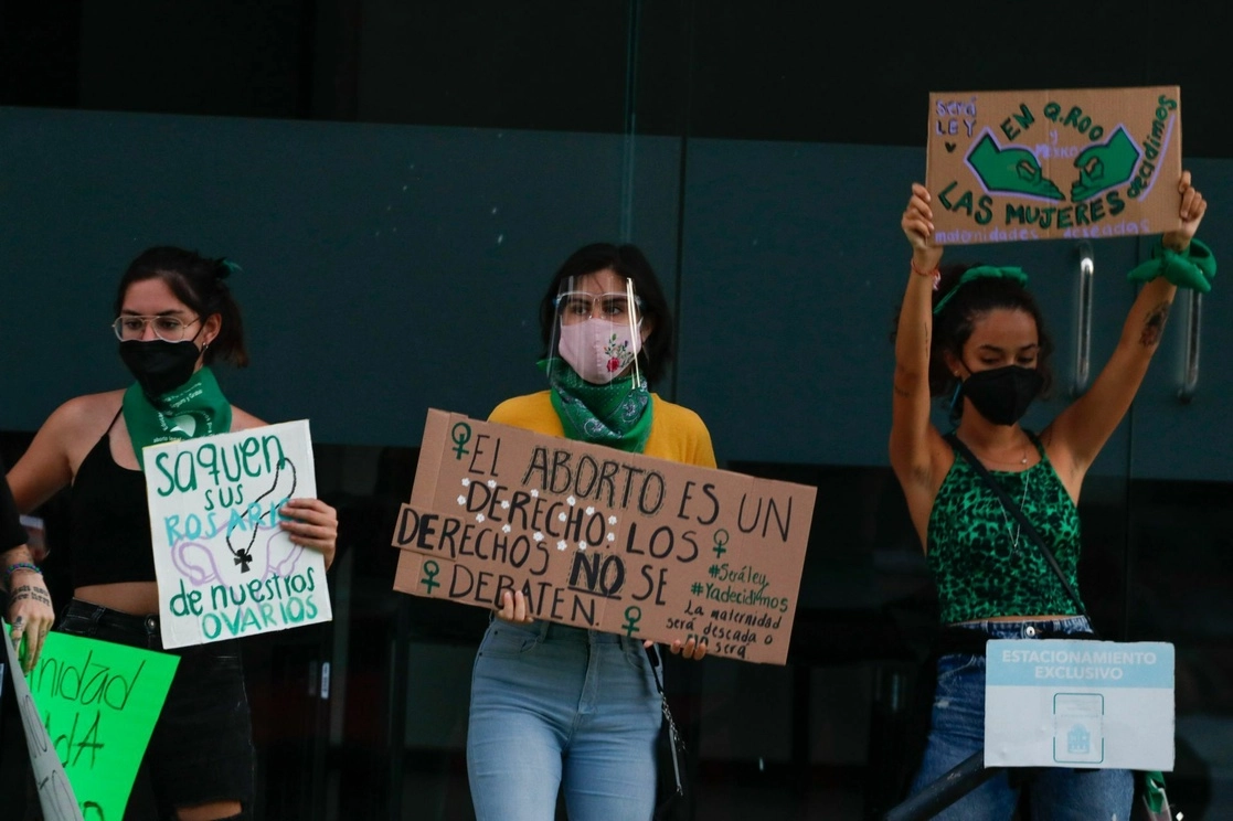 Feministas exigen la aprobación del aborto afuera del edificio de representación del Congreso del estado de Quintana Roo, además pidieron justicia por las mujeres asesinadas en Cancún, el pasado 24 de febrero de 2021. Foto Cuartoscuro

